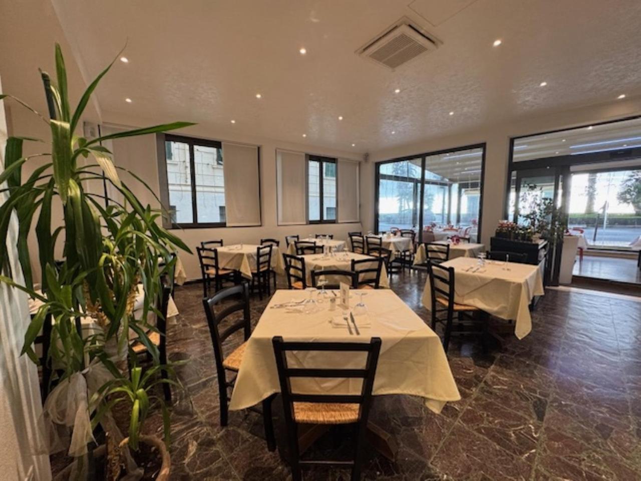 Hotel Ristorante Milton Varraze Exterior foto
